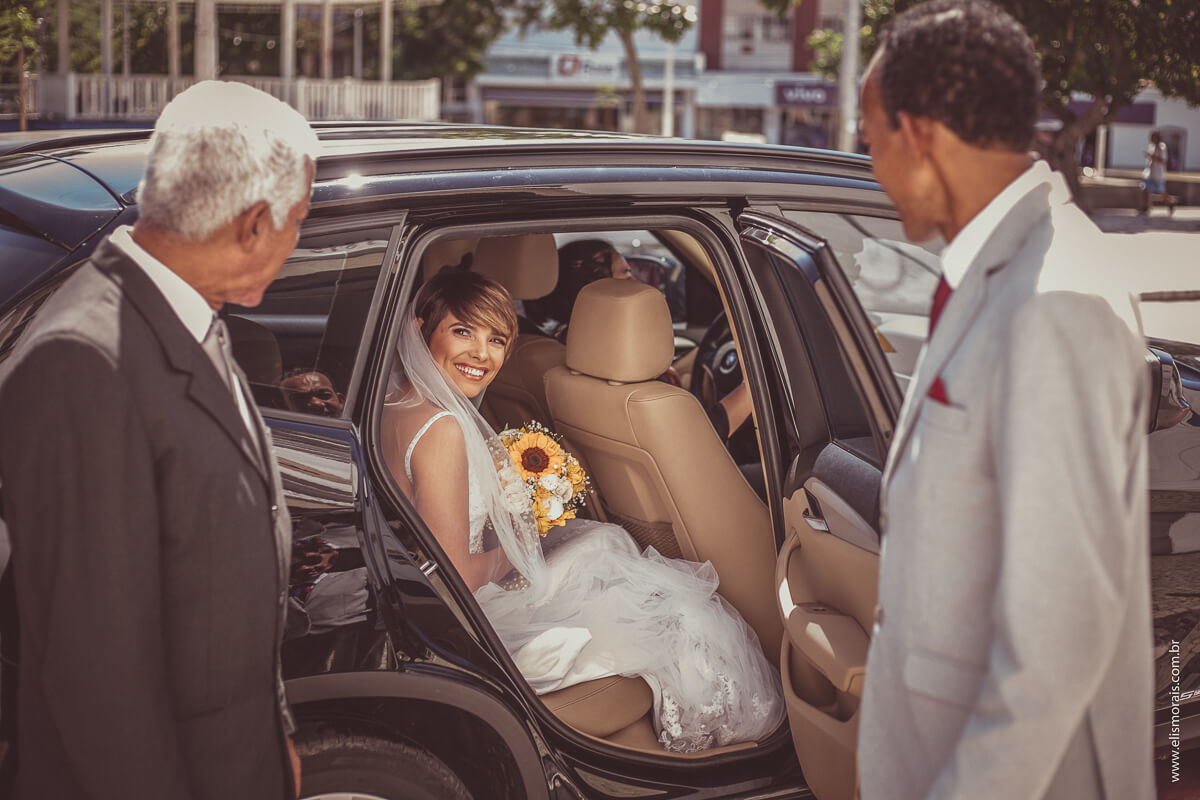 chegada da noiva na Igreja. noiva dentro do carro 