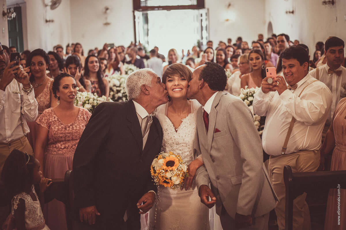 pais beijando a noiva antes de entregar para o noivo Igreja de Nossa Senhora da Assunção em Cabo Frio - RJ