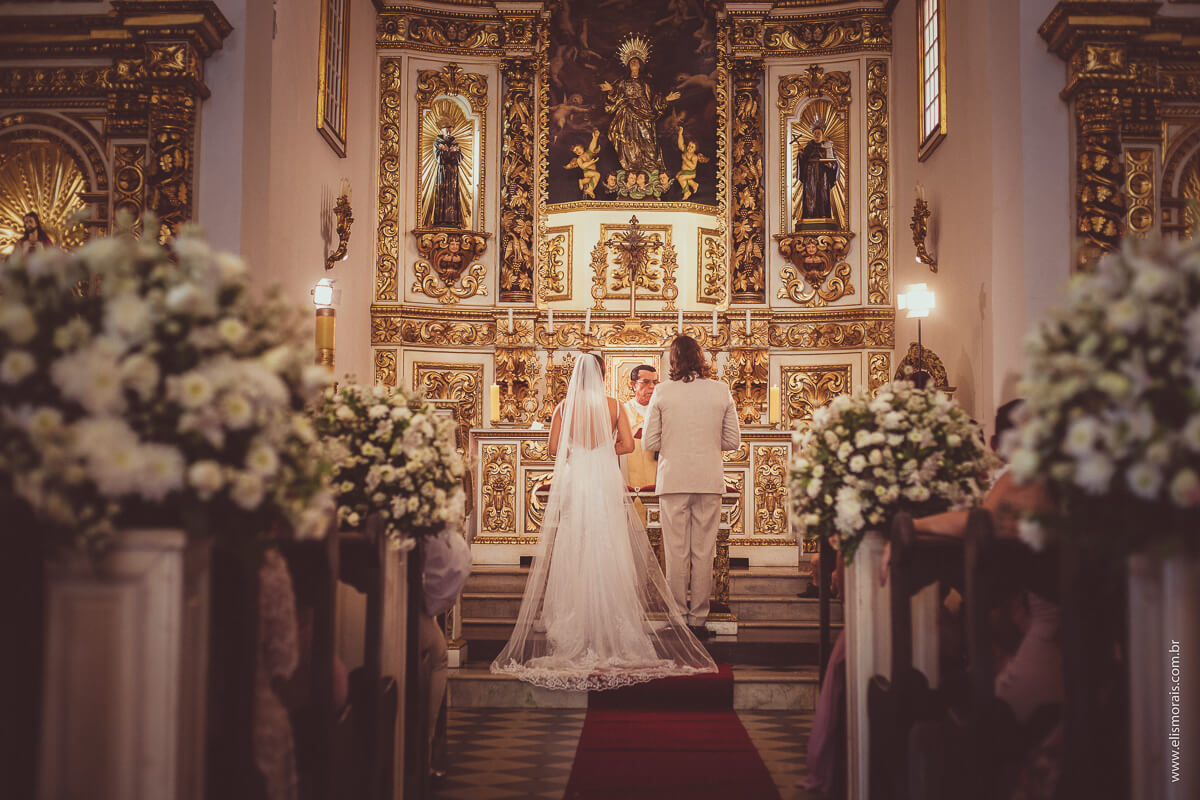 noivos no altar, casamento na Igreja de Nossa Senhora da Assunção em Cabo Frio - RJ