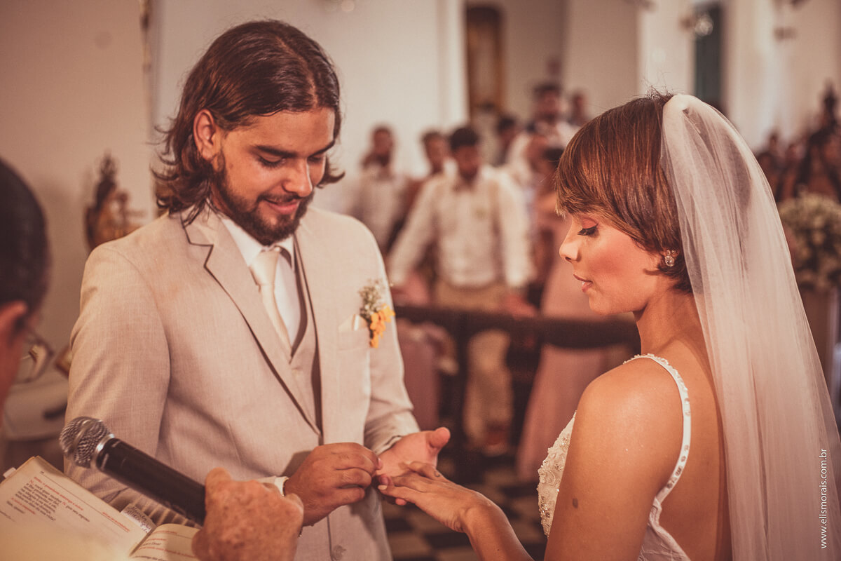 noivos no altar, troca de alianças casamento na Igreja de Nossa Senhora da Assunção em Cabo Frio - RJ