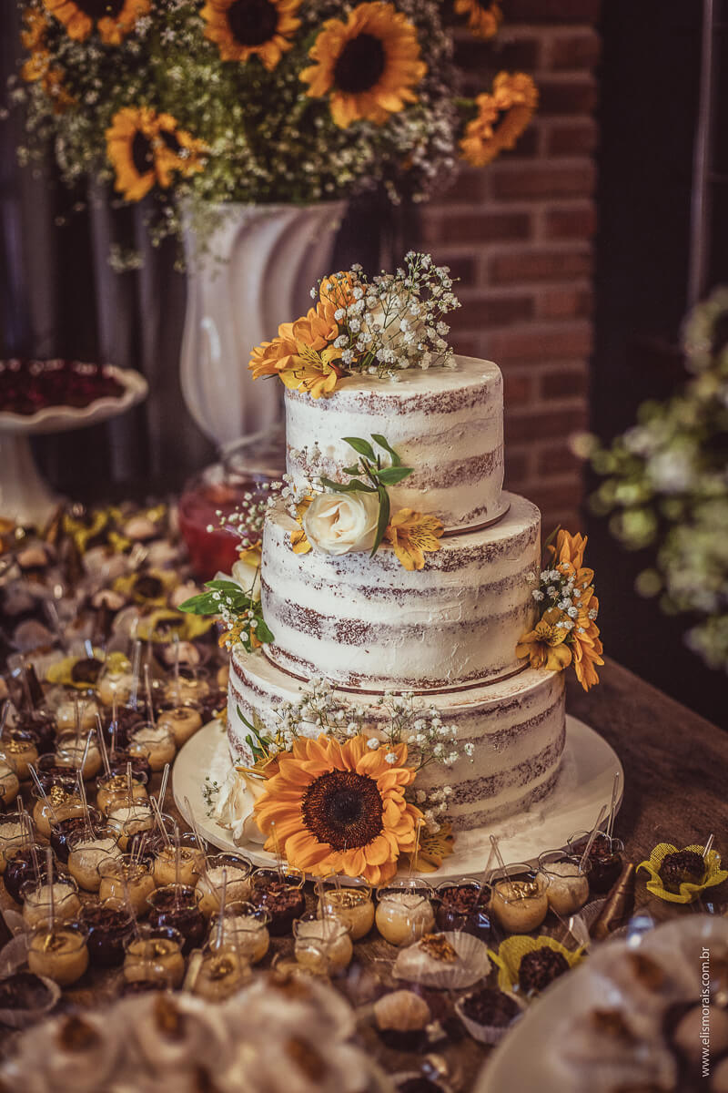 Bolo de Casamento na festa de casamento da Nídia e Murilo, casamento em Cabo Frio - RJ