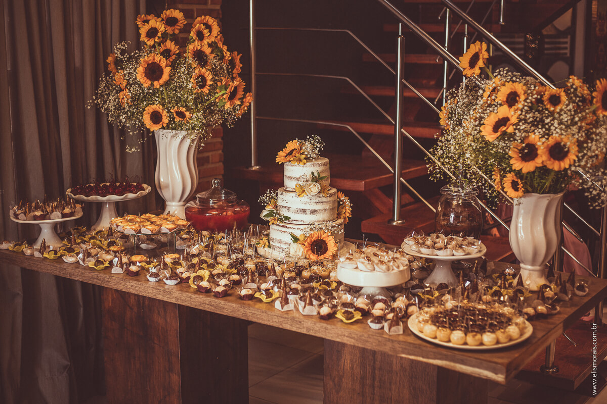 mesa do bolo na festa de  Casamento da Nídia e Murilo, casamento em Cabo Frio - RJ