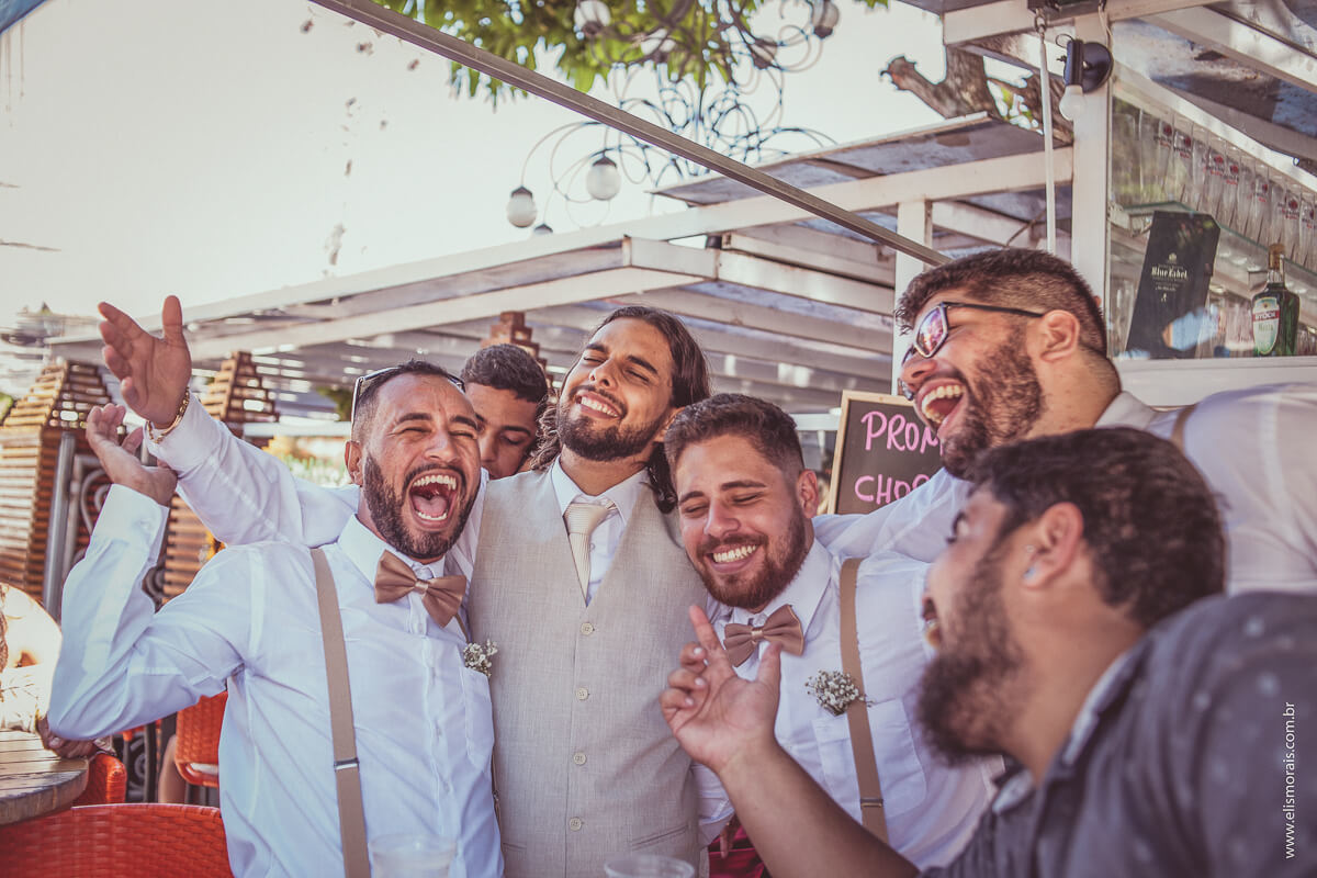 noivo e amigos na festa de casamento
