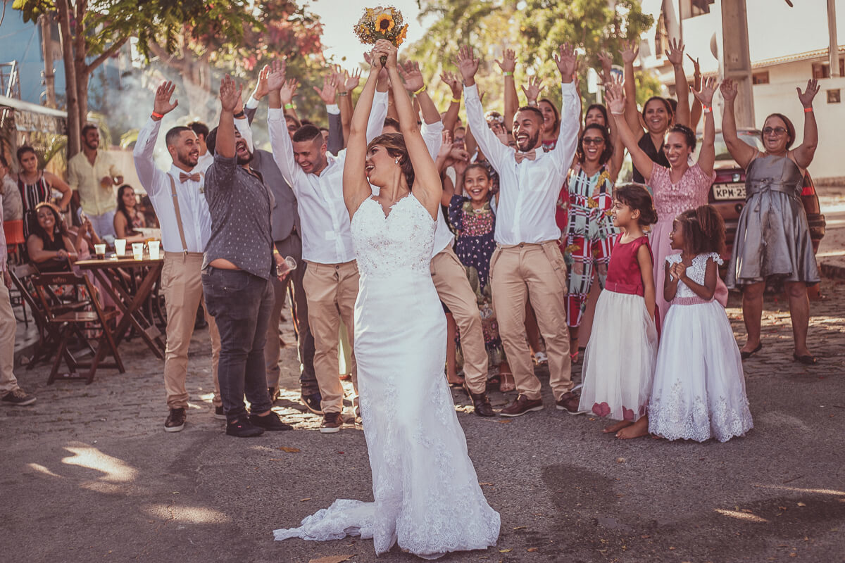 noiva arremessando o buquê na festa de casamento Nídia e Murilo em Cabo Frio - RJ 
