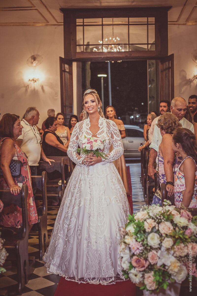 noiva entrando na Igreja de Nossa Senhora da Assunção, casamento em Cabo Frio - RJ
