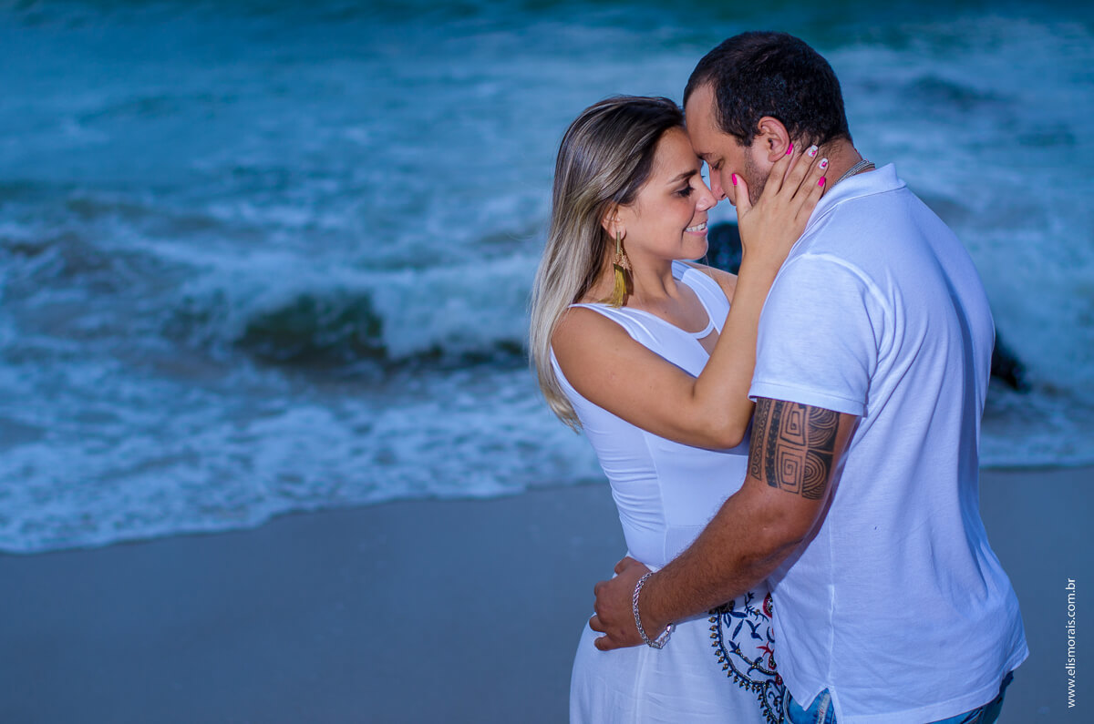 ensaio fotográfico casal se beijando na praia em Balneário Camboriú - SC