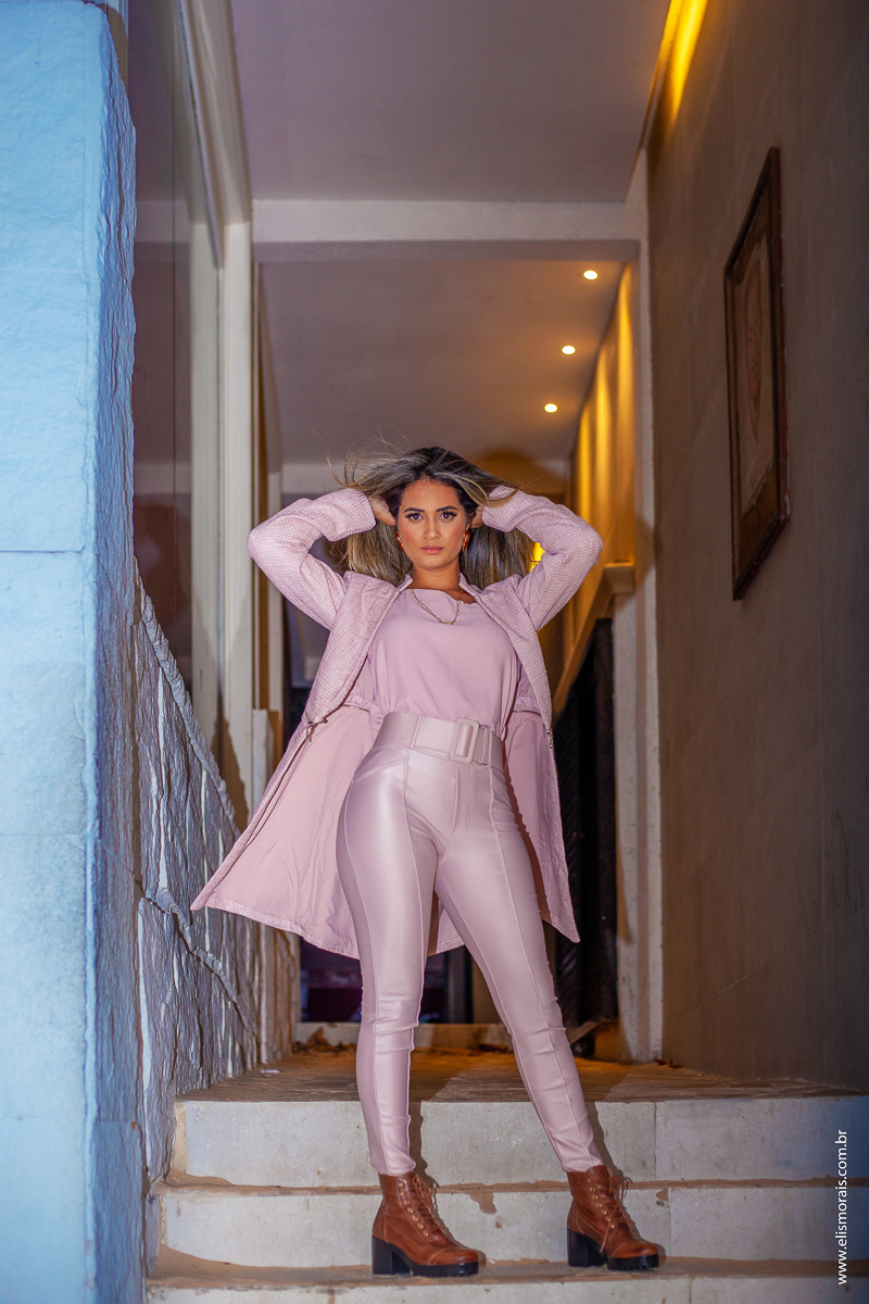 ensaio fotográfico feminino vestindo rosa na Praia do Canto em Búzios - RJ