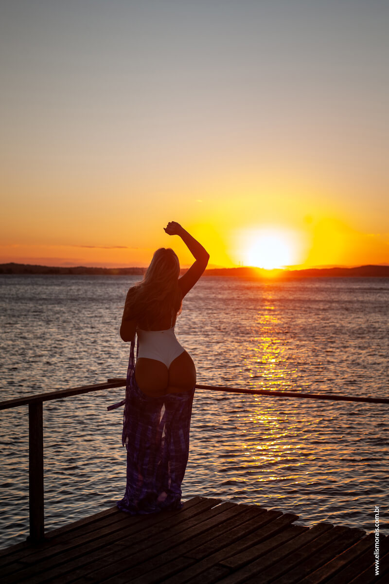ensaio fotográfico feminino ao por do sol em Búzios - RJ