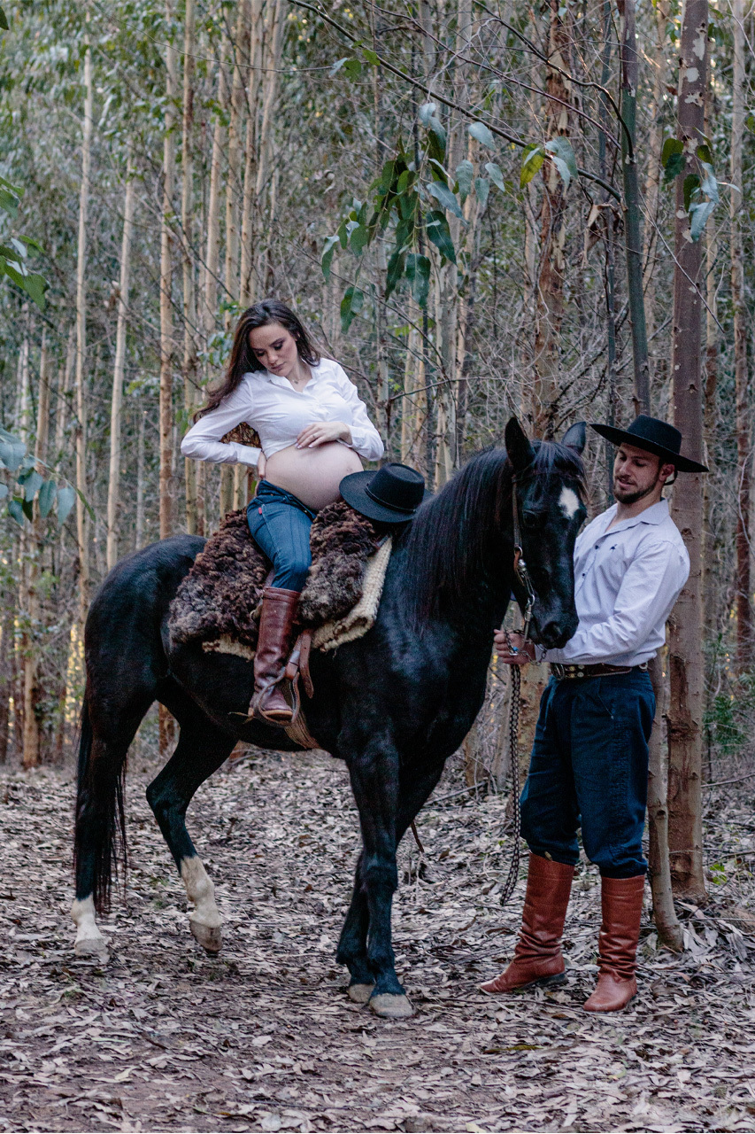 Ensaio de Gestante - fotografia de gestante em Arvorezinha no campo com cavalos - Fotógrafa de Gestante - Vanessa Cristina Fotografia - Encantado RS