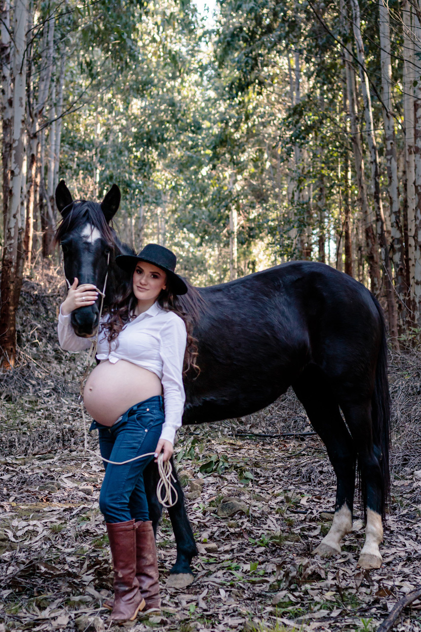 Ensaio de Gestante - fotografia de gestante em Arvorezinha no campo com cavalos - Fotógrafa de Gestante - Vanessa Cristina Fotografia - Encantado RS