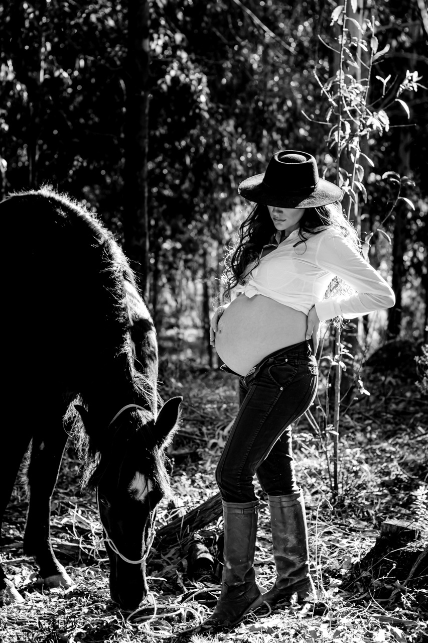 Ensaio de Gestante - fotografia de gestante em Arvorezinha no campo com cavalos - Fotógrafa de Gestante - Vanessa Cristina Fotografia - Encantado RS