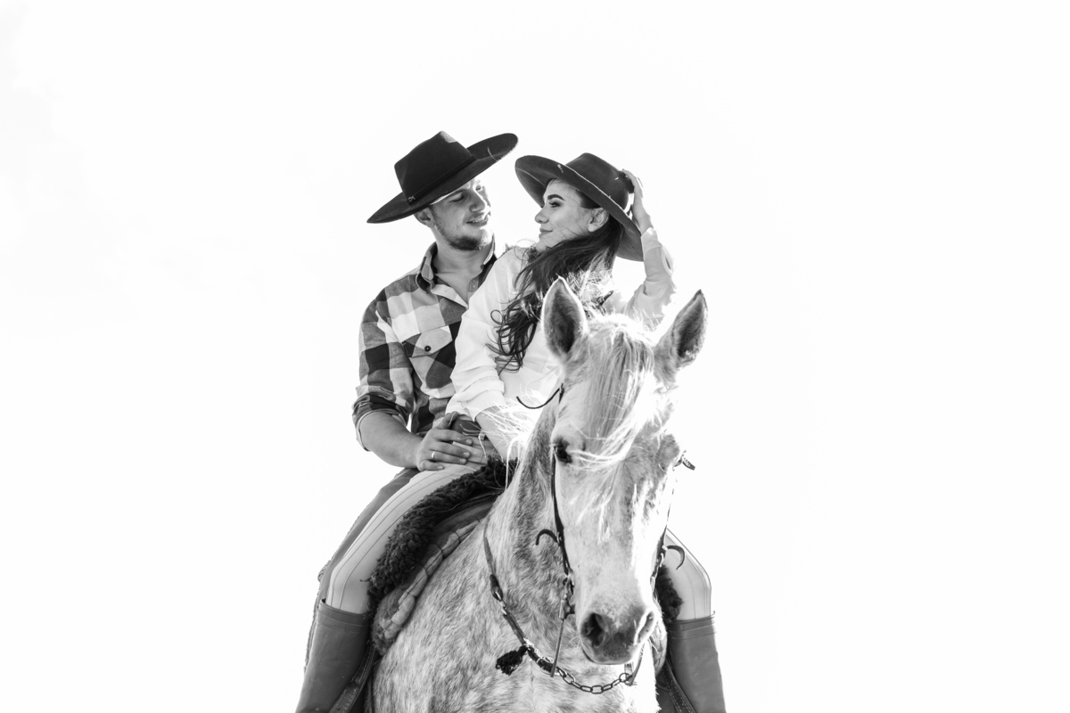 Book Rural Fotografia de casal Ensaio fotográfico de casal com cavalo em Soledade RS com a fotógrafa Vanessa Cristina Fotografia