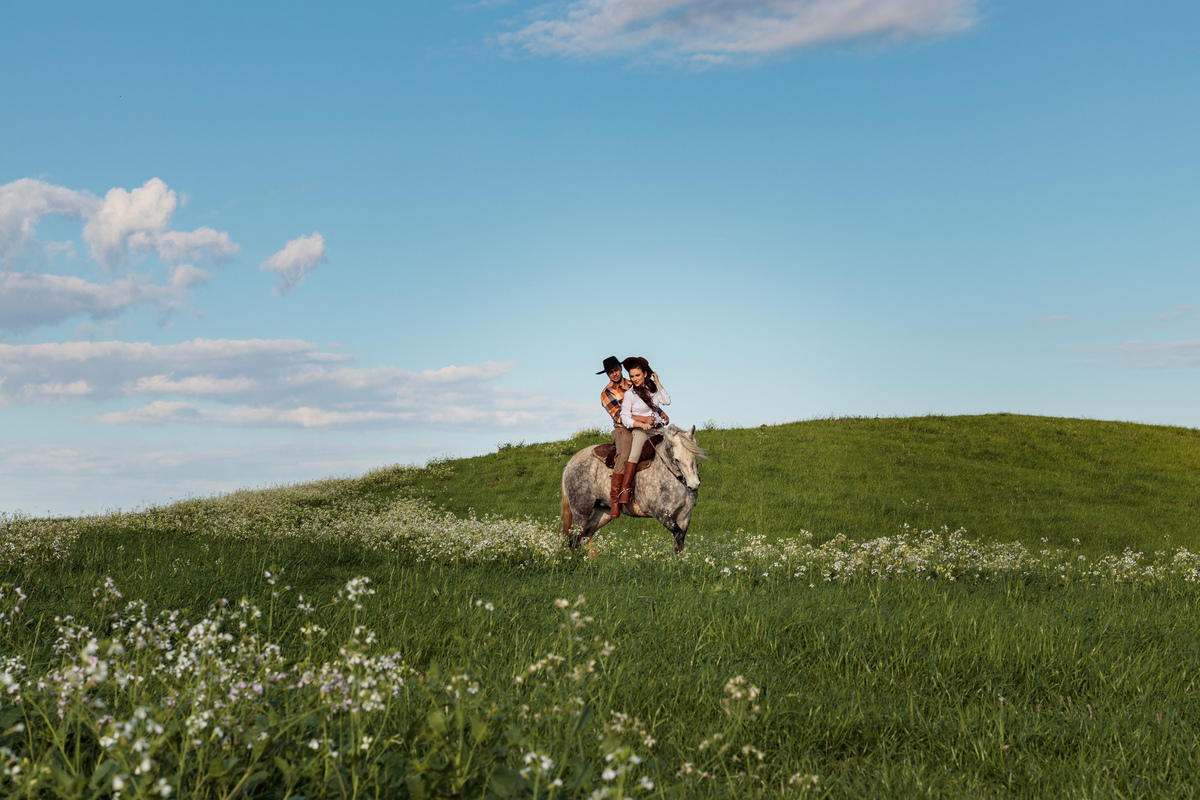 Book Rural Fotografia de casal Ensaio fotográfico de casal com cavalo em Soledade RS com a fotógrafa Vanessa Cristina Fotografia