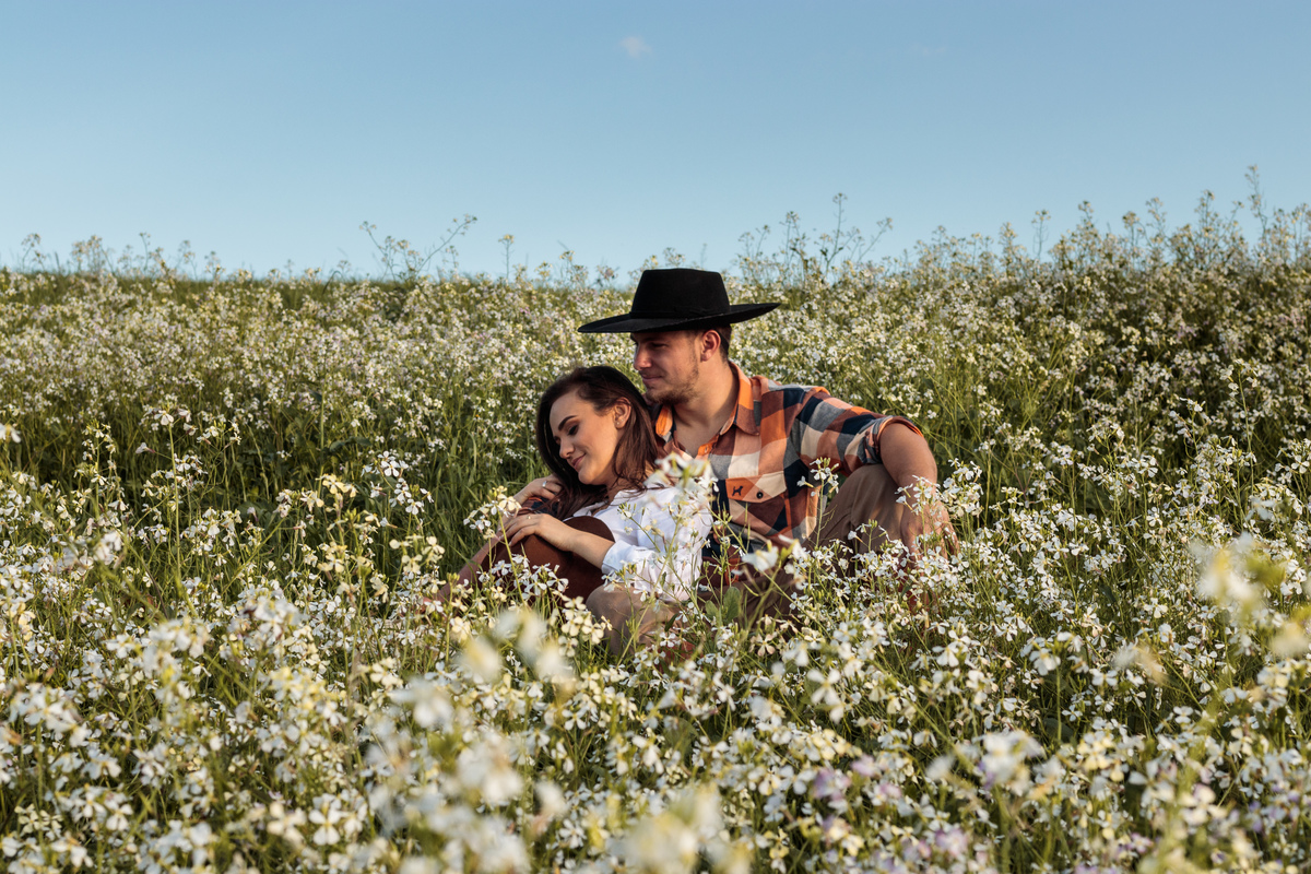 Fotografia de casal Ensaio fotográfico de casal gaúcho com flores em Soledade RS com a fotógrafa Vanessa Cristina Fotografia