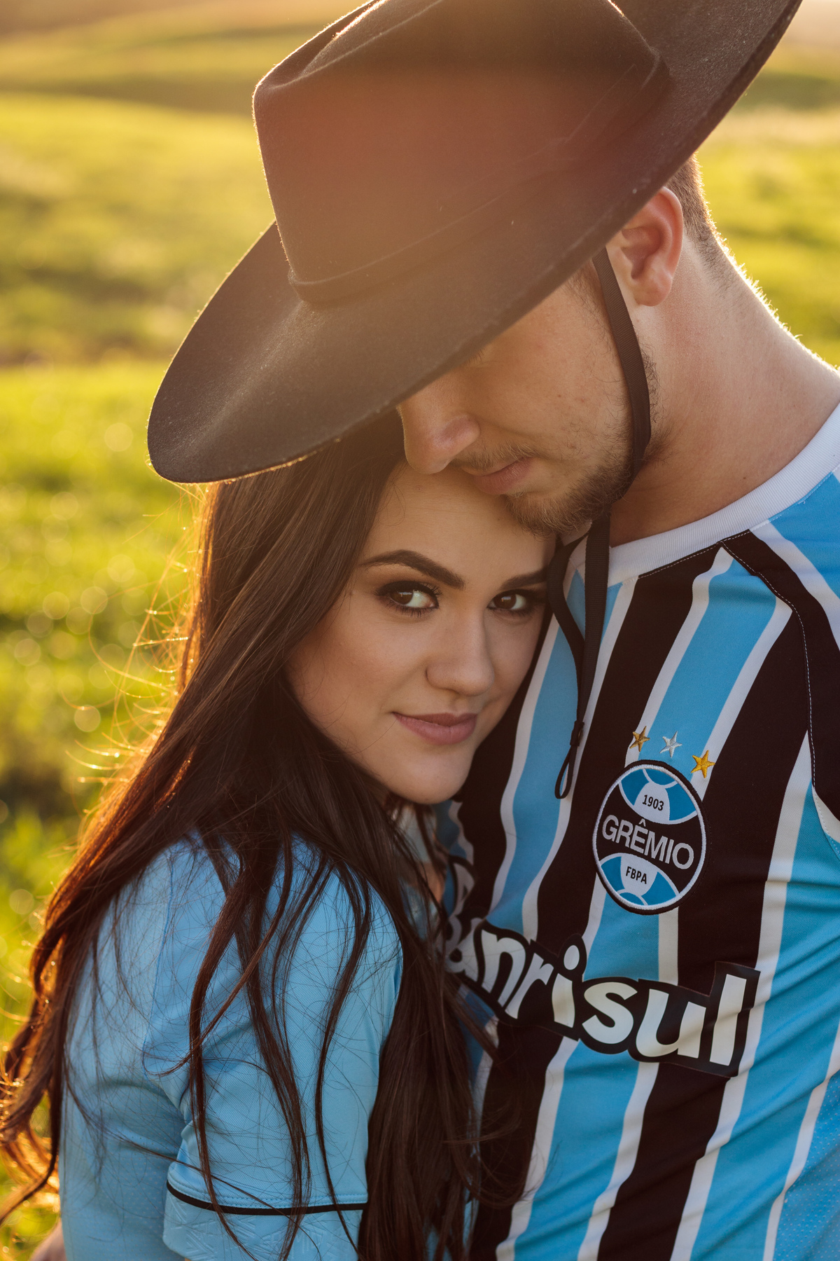 Fotografia de casal com camiseta do Grêmio Ensaio fotográfico de casal gaúcho gremista no campo em Soledade RS com a fotógrafa Vanessa Cristina Fotografia