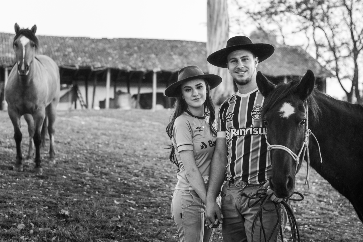 Book Rural Fotografia de casal Ensaio fotográfico de casal com cavalo em Soledade RS com a fotógrafa Vanessa Cristina Fotografia
