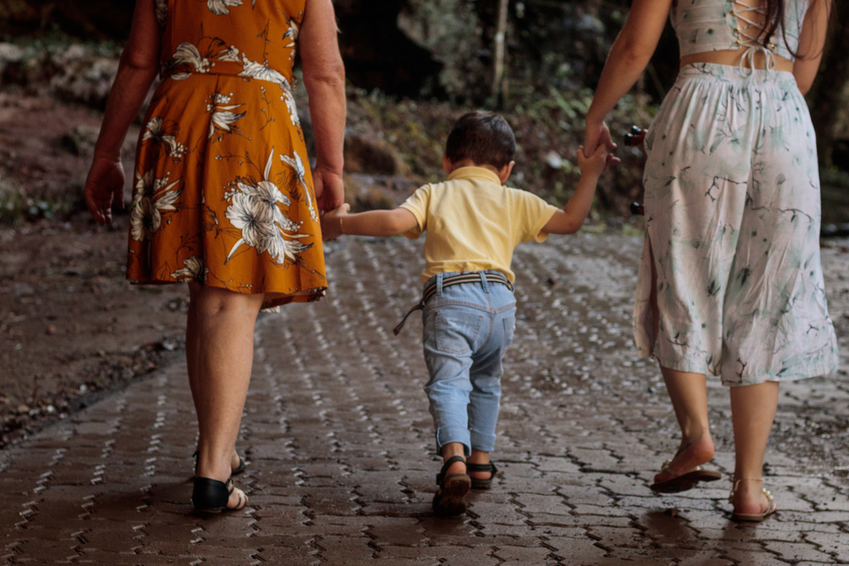 Fotografia infantil Kaio, avó e dinda  na Gruta de Nossa Senhora de Lourdes em Doutor Ricardo - RS Fotógrafa Vanessa Cristina Fotografia 