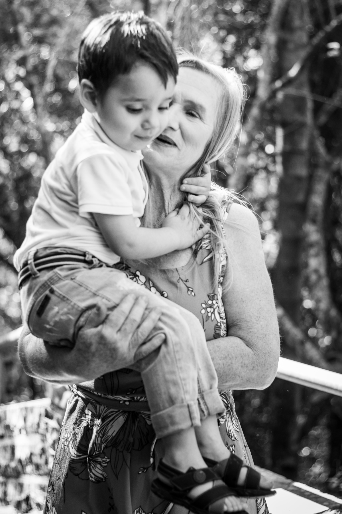 Fotografia de família Ensaio fotográfico de família Fotografia avó e neto em Doutor Ricardo na Gruta de Nossa Senhora de Lourdes com a fotógrafa Vanessa Cristina Fotografia