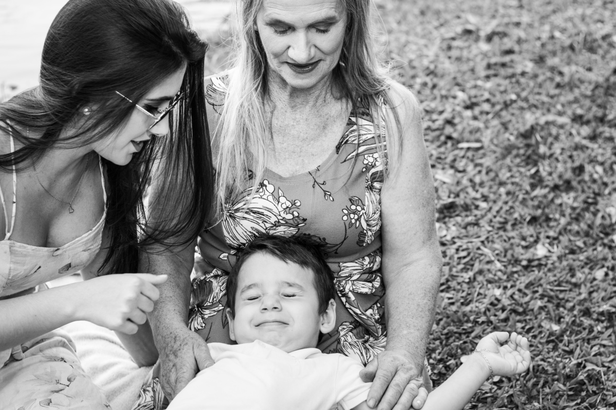 Fotografia de família lifestyle Fotografia de família Ensaio fotográfico de família Fotografia avó neto dinda em Doutor Ricardo na Gruta de Nossa Senhora de Lourdes com a fotógrafa Vanessa Cristina Fotografia