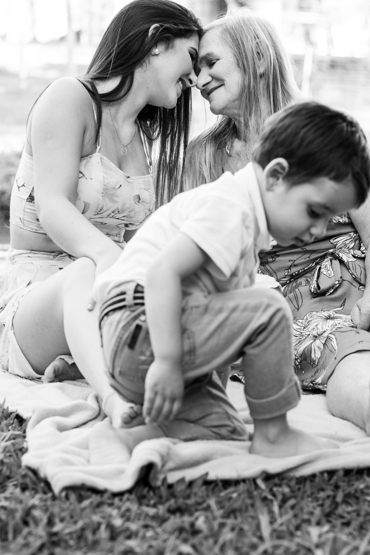 Fotografia de família lifestyle Fotografia de família Ensaio fotográfico de família Fotografia avó neto dinda em Doutor Ricardo na Gruta de Nossa Senhora de Lourdes com a fotógrafa Vanessa Cristina Fotografia