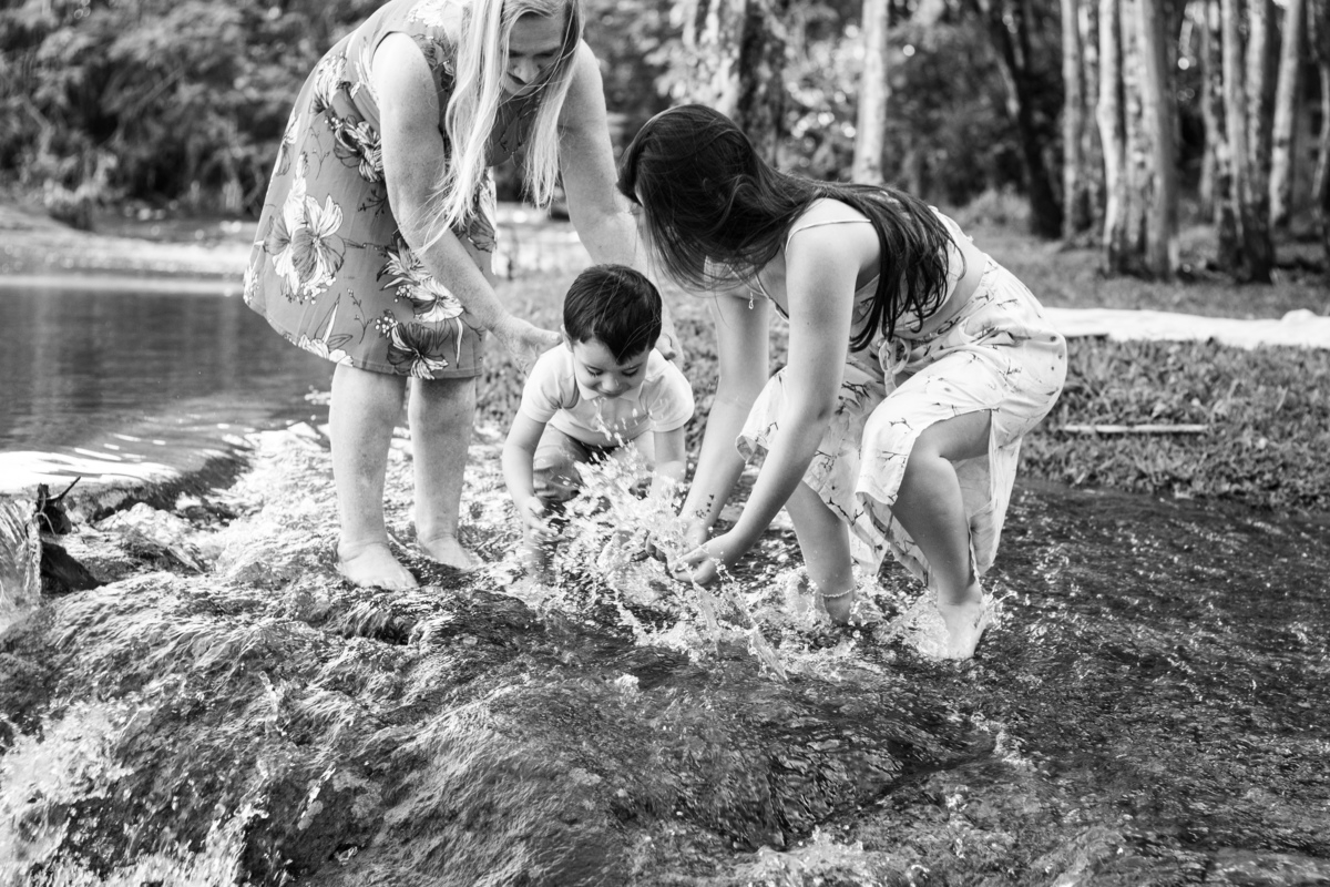 Fotografia de família Ensaio fotográfico de família Fotografia avó neto dinda em Doutor Ricardo na Gruta de Nossa Senhora de Lourdes com a fotógrafa Vanessa Cristina Fotografia