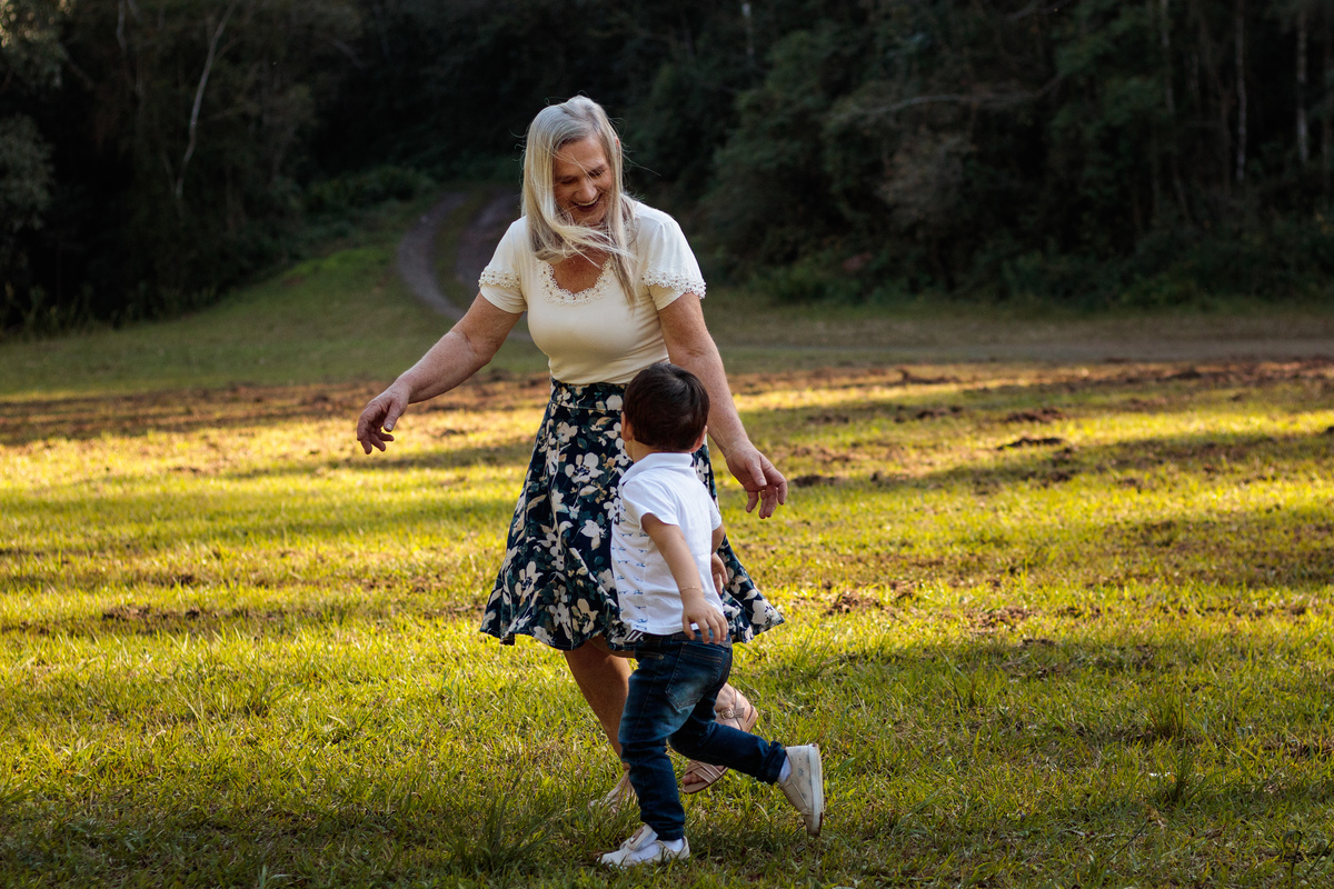 Fotografia de família Ensaio fotográfico de família Fotografia avó e neto em Doutor Ricardo na Gruta de Nossa Senhora de Lourdes com a fotógrafa Vanessa Cristina Fotografia