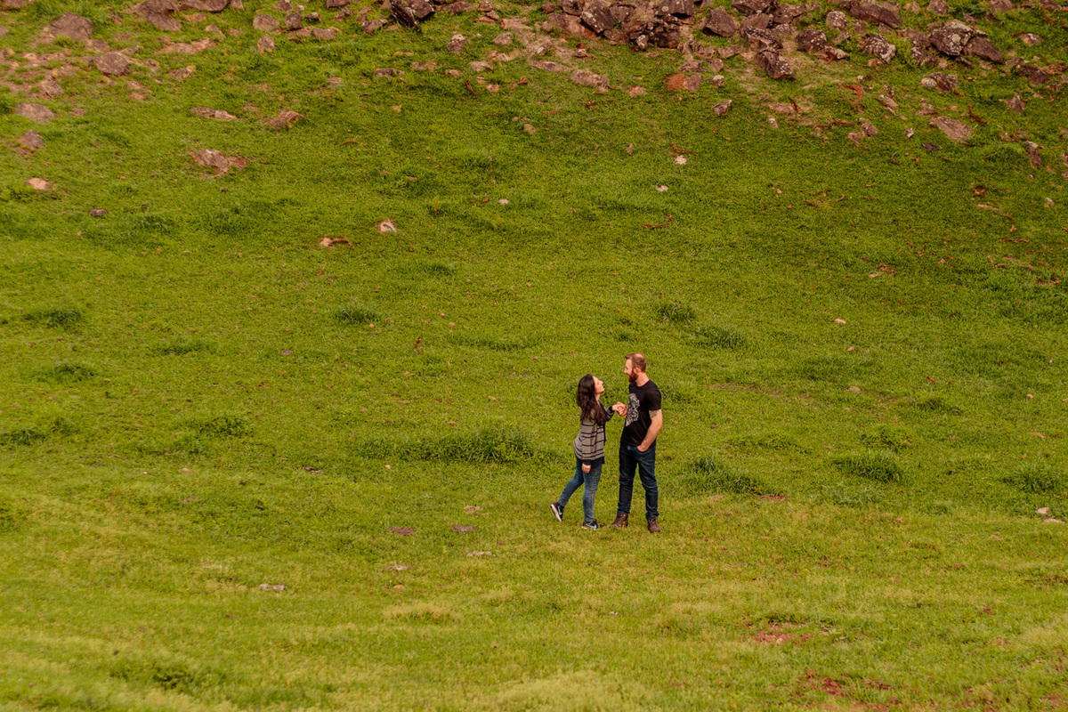 Fotografia de casal Ensaio fotográfico de casal no campo em Encantado RS pela fotógrafa Vanessa Cristina Fotografia
