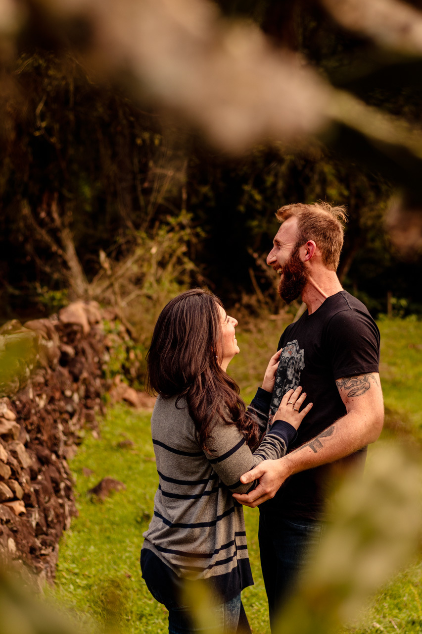 Fotografia de casal Ensaio fotográfico de casal no campo em Encantado RS pela fotógrafa Vanessa Cristina Fotografia
