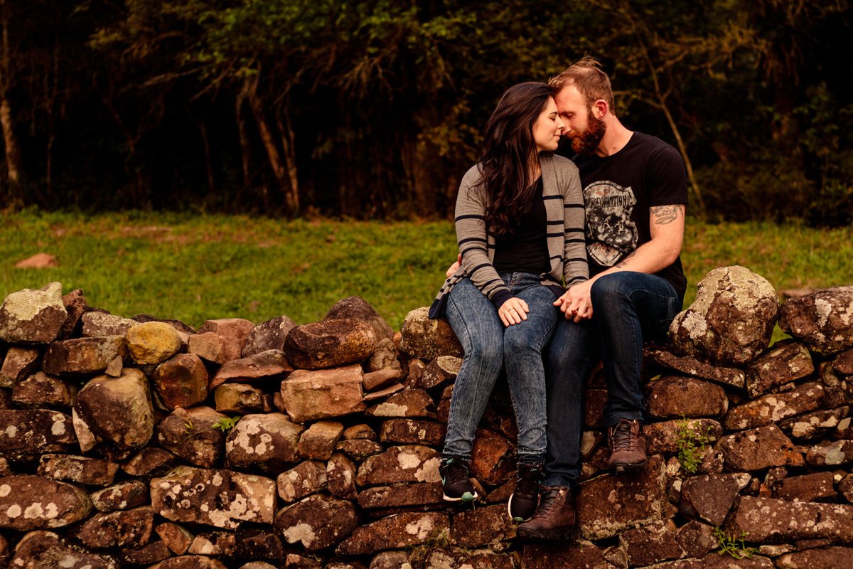 Fotografia de casal Ensaio fotográfico de casal no campo em Encantado RS pela fotógrafa Vanessa Cristina Fotografia