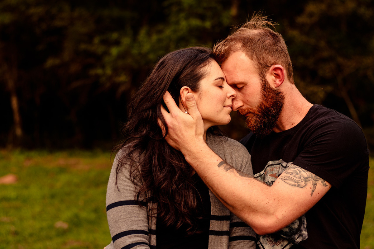 Fotografia de casal Ensaio fotográfico de casal no campo em Encantado RS pela fotógrafa Vanessa Cristina Fotografia