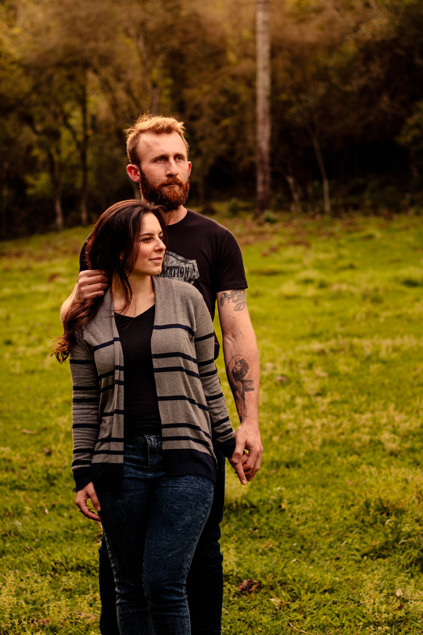 Fotografia de casal Ensaio fotográfico de casal no campo em Encantado RS pela fotógrafa Vanessa Cristina Fotografia