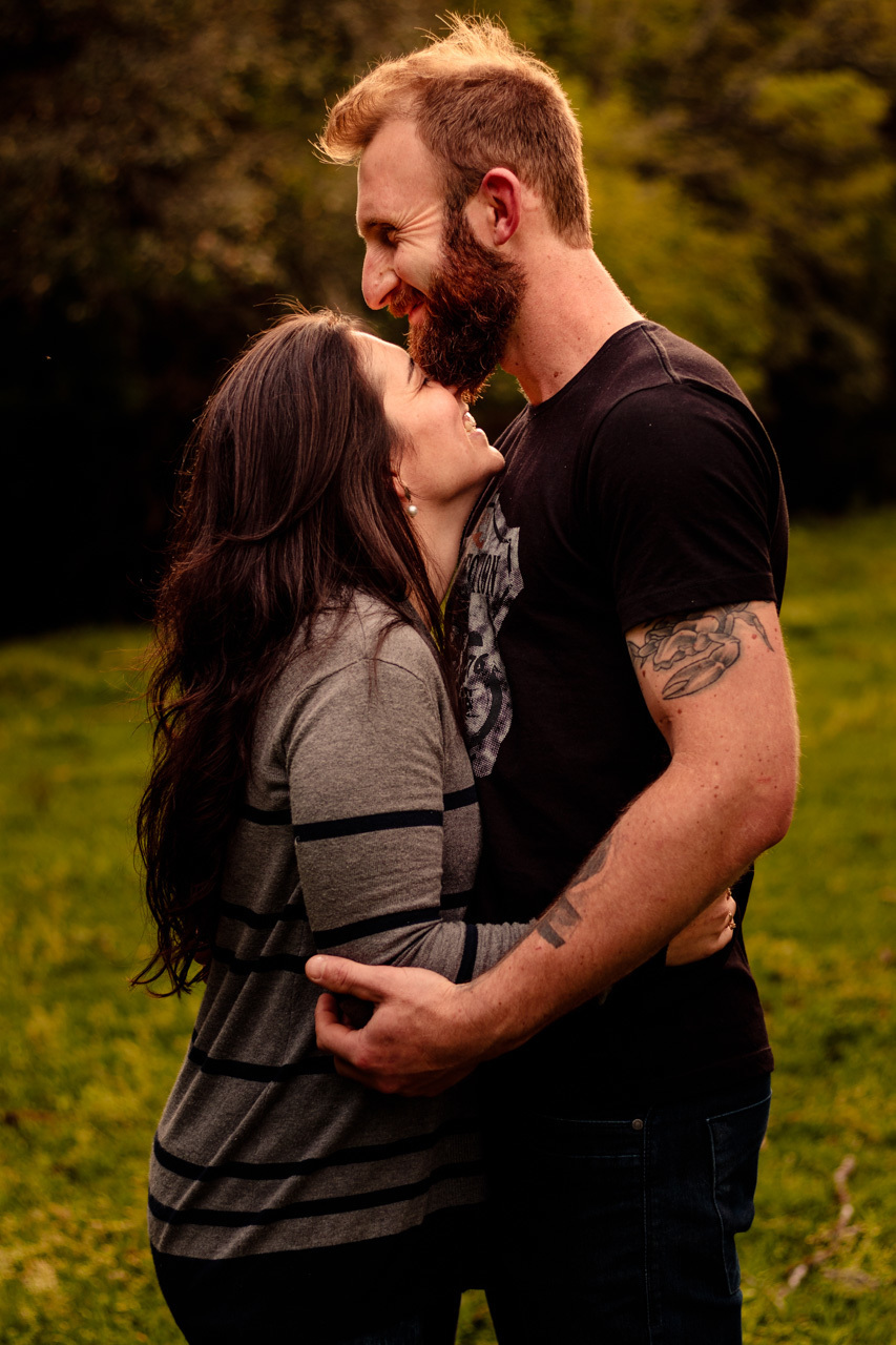 Fotografia de casal Ensaio fotográfico de casal no campo em Encantado RS pela fotógrafa Vanessa Cristina Fotografia