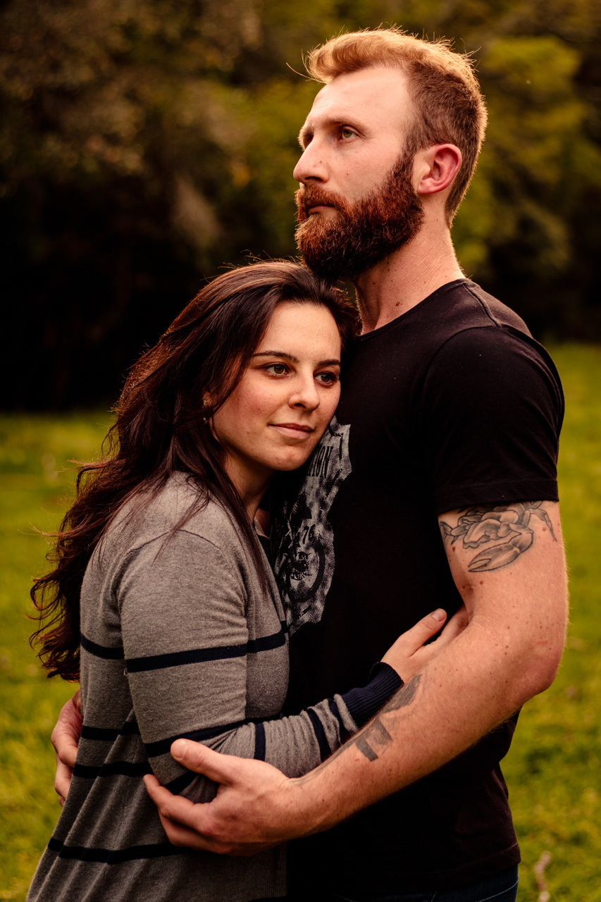 Fotografia de casal Ensaio fotográfico de casal no campo em Encantado RS pela fotógrafa Vanessa Cristina Fotografia