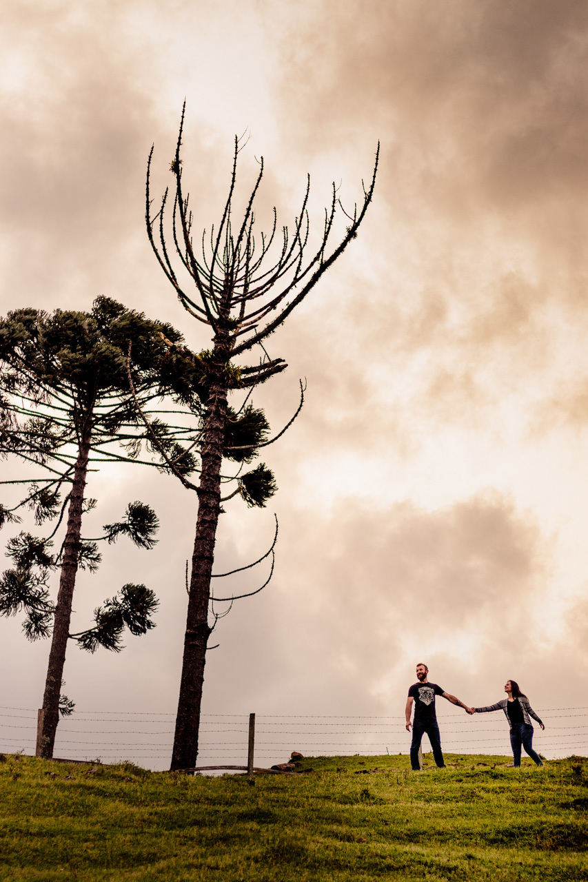 Fotografia de casal Ensaio fotográfico de casal no campo em Encantado RS pela fotógrafa Vanessa Cristina Fotografia