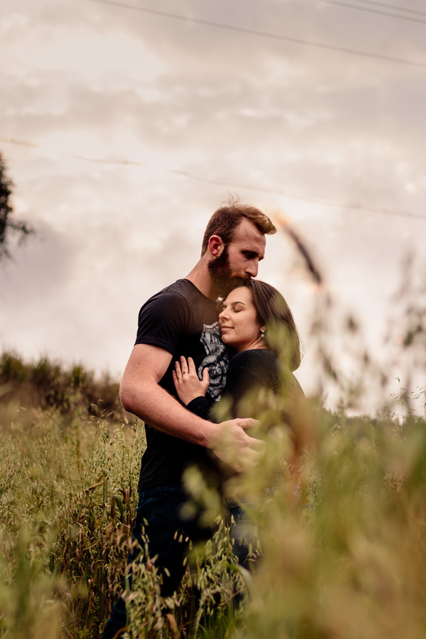 Fotografia de casal Ensaio fotográfico de casal no campo em Encantado RS pela fotógrafa Vanessa Cristina Fotografia