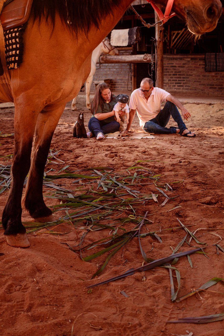 Fotografia de família Ensaio fotográfico de família fotografia mãe e filho com cavalo na Equoterapia Abraço Forte em Encantado RS com a fotógrafa Vanessa Cristina Fotografia