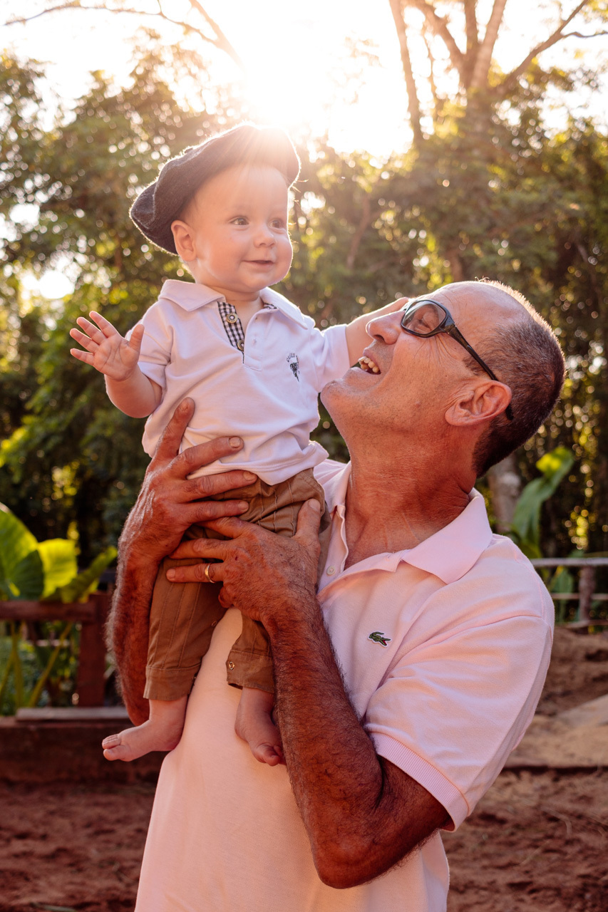 Fotografia de família Ensaio fotográfico de família fotografia pai e filho na Equoterapia Abraço Forte em Encantado RS com a fotógrafa Vanessa Cristina Fotografia