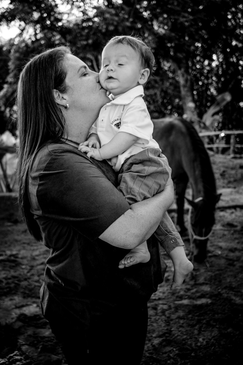 Fotografia de família Ensaio fotográfico de família fotografia mãe e filho com cavalo na Equoterapia Abraço Forte em Encantado RS com a fotógrafa Vanessa Cristina Fotografia