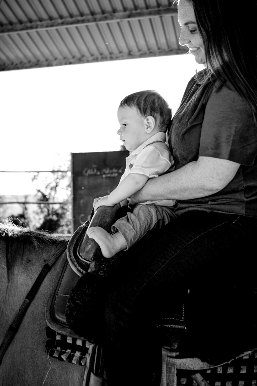 Fotografia de família Ensaio fotográfico de família fotografia mãe e filho com cavalo na Equoterapia Abraço Forte em Encantado RS com a fotógrafa Vanessa Cristina Fotografia
