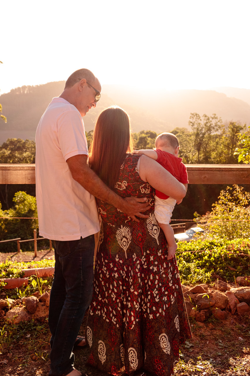 Fotografia de família Ensaio fotográfico de família pôr-do-sol na Equoterapia Abraço Forte em Encantado RS com a fotógrafa Vanessa Cristina Fotografia