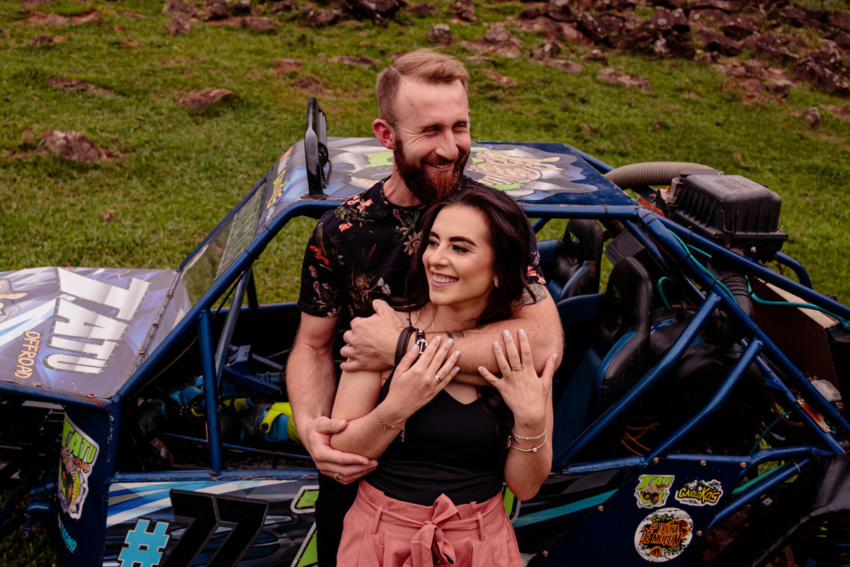 Fotografia de casal com gaiola Ensaio fotográfico de casal externo em Encantado RS com gaiola fotógrafa Vanessa Cristina Fotografia