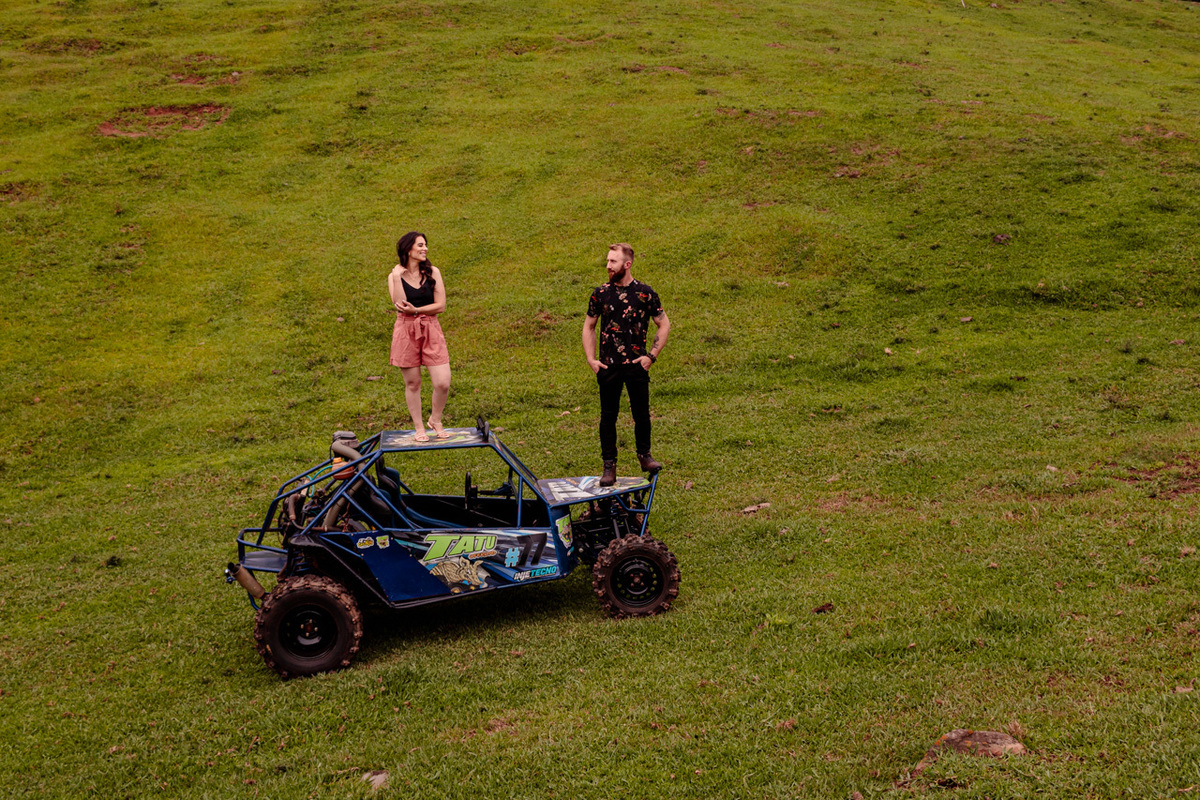 Fotografia de casal com gaiola Ensaio fotográfico de casal externo em Encantado RS com gaiola fotógrafa Vanessa Cristina Fotografia