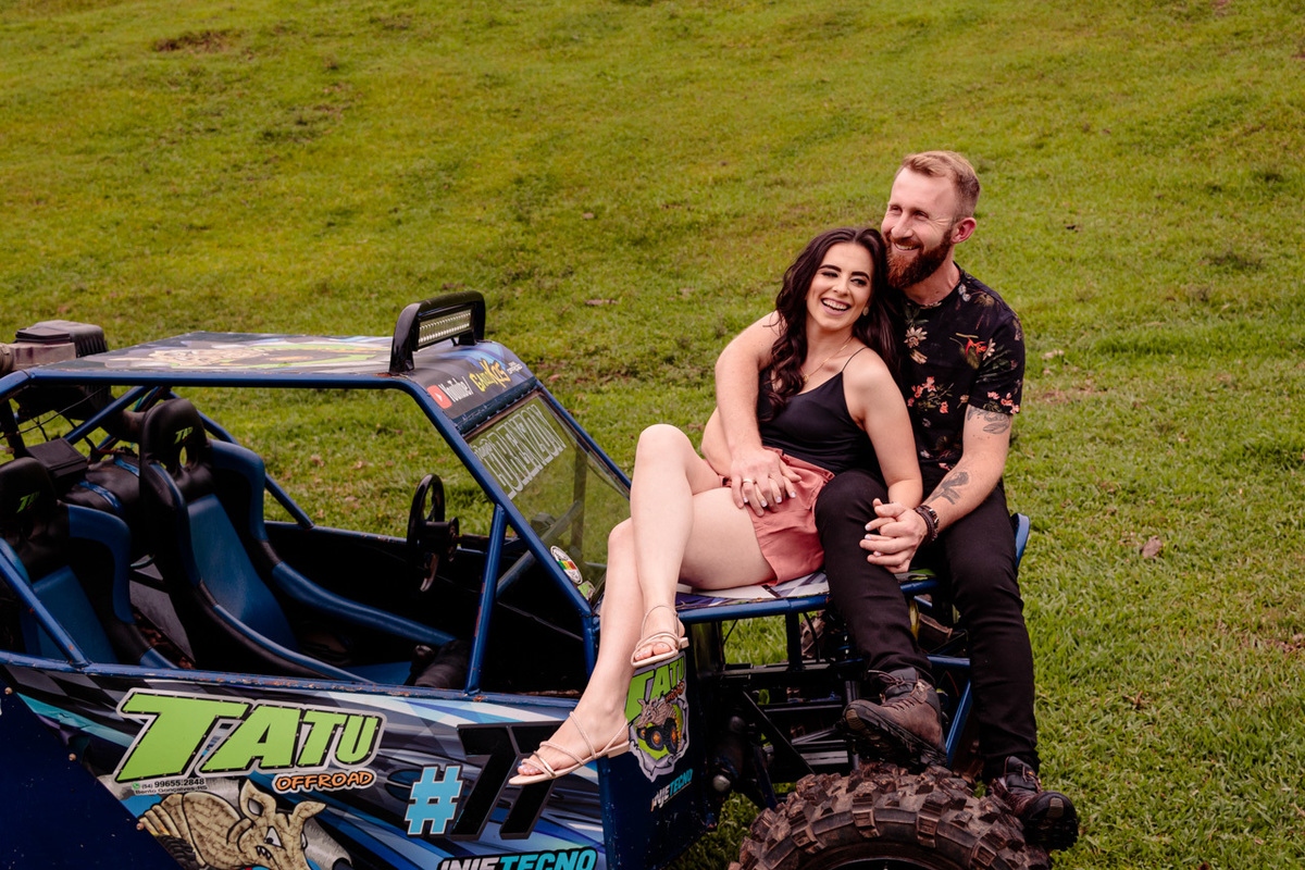 Fotografia de casal com gaiola Ensaio fotográfico de casal externo em Encantado RS com gaiola fotógrafa Vanessa Cristina Fotografia