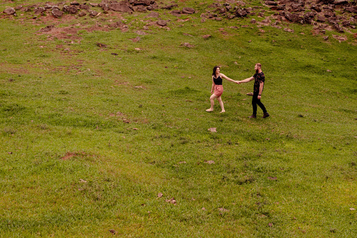 Fotografia de casal Ensaio fotográfico externo de casal no campo em Encantado RS pela fotógrafa Vanessa Cristina Fotografia
