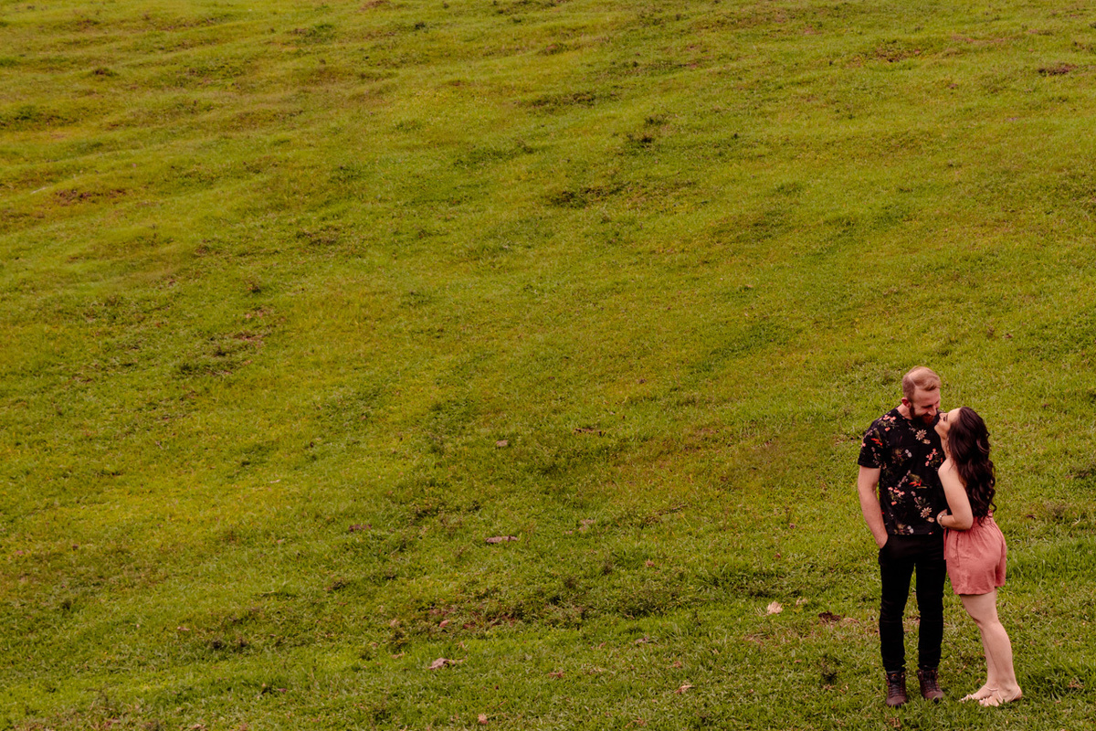 Fotografia de casal Ensaio fotográfico externo de casal no campo em Encantado RS pela fotógrafa Vanessa Cristina Fotografia