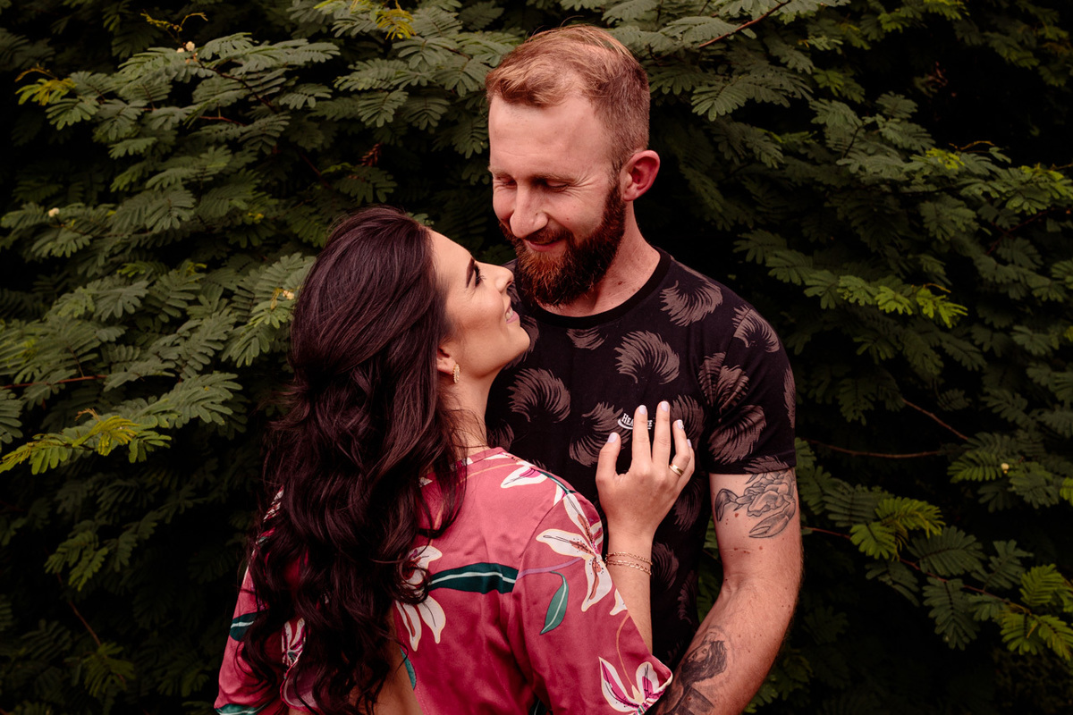 Fotografia de casal Ensaio fotográfico externo de casal no campo em Encantado RS pela fotógrafa Vanessa Cristina Fotografia