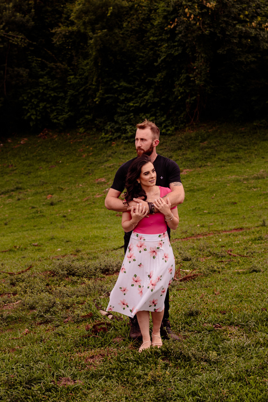 Fotografia de casal Ensaio fotográfico externo de casal no campo em Encantado RS pela fotógrafa Vanessa Cristina Fotografia