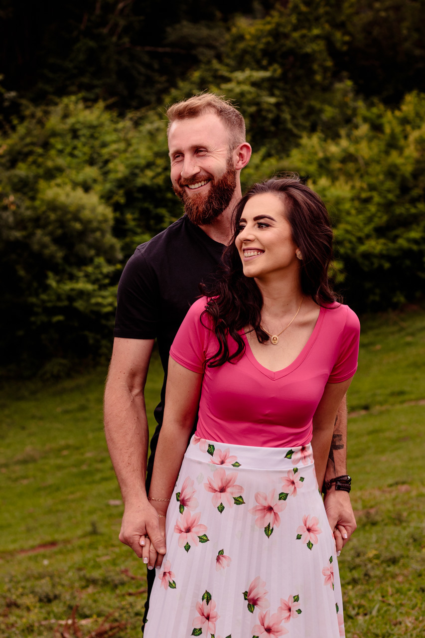 Fotografia de casal Ensaio fotográfico externo de casal no campo em Encantado RS pela fotógrafa Vanessa Cristina Fotografia