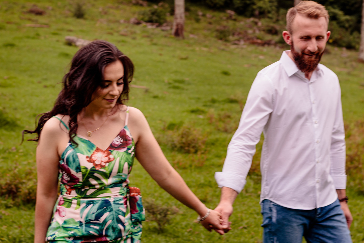 Fotografia de casal externo no campo em Encantado RS pela fotógrafa Vanessa Cristina Fotografia