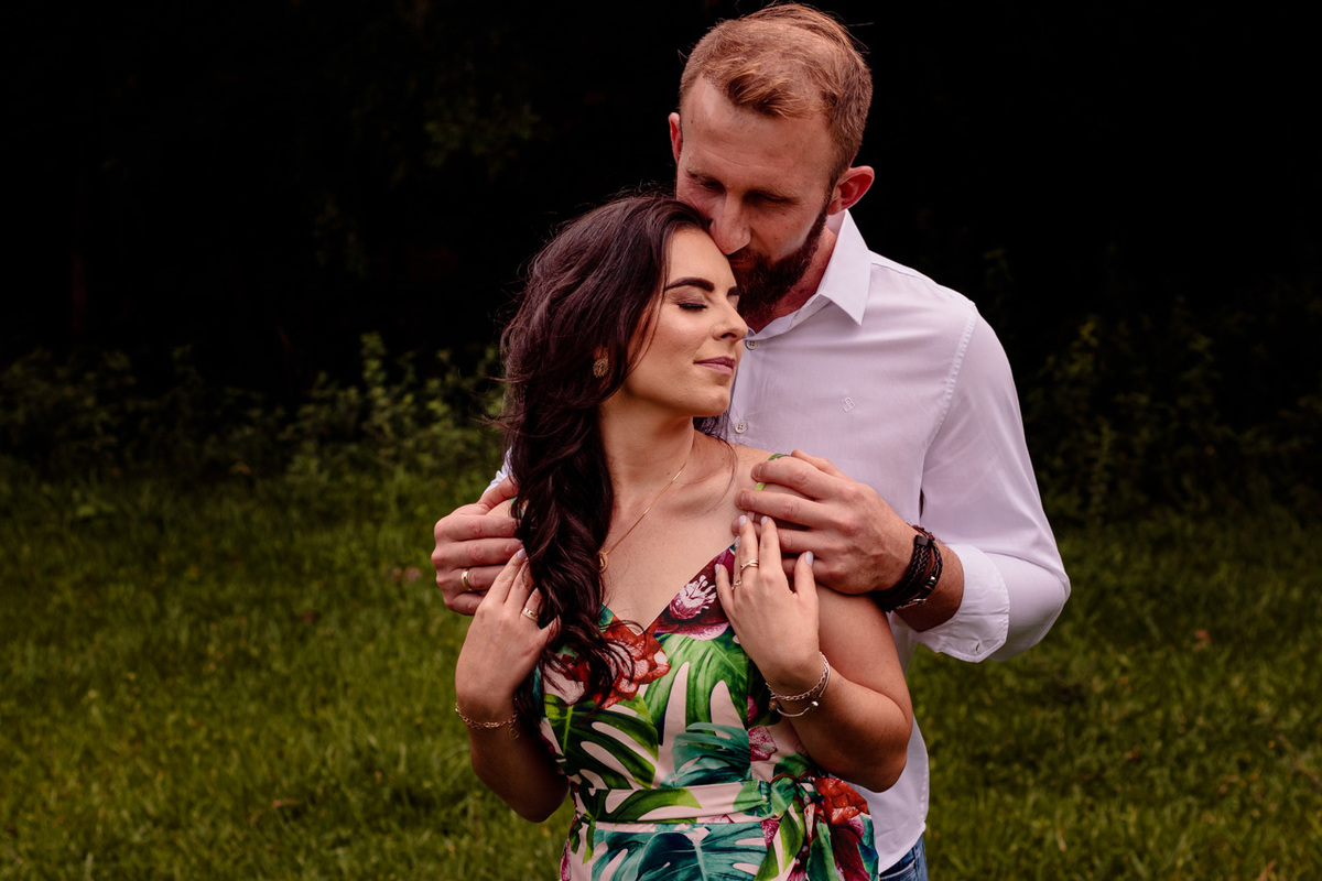 Fotografia de casal externo no campo em Encantado RS pela fotógrafa Vanessa Cristina Fotografia